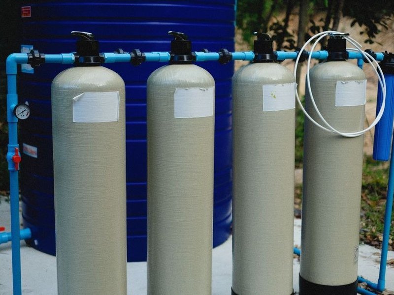 Colonne d'alimentation en eau et surpresseur reliant les niveaux d'une maison de coteau à Caluire-et-Cuire