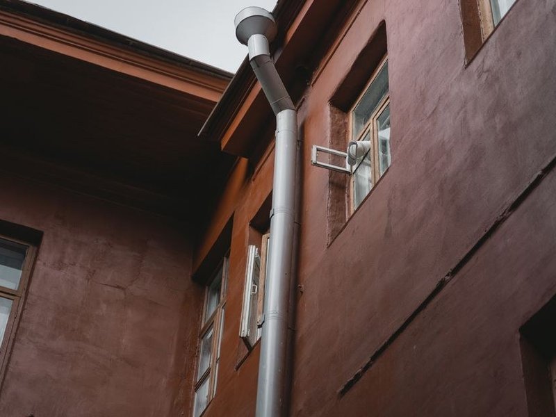 Colonne d'eau commune dans la gaine technique d'une copropriété résidentielle de Caluire-et-Cuire