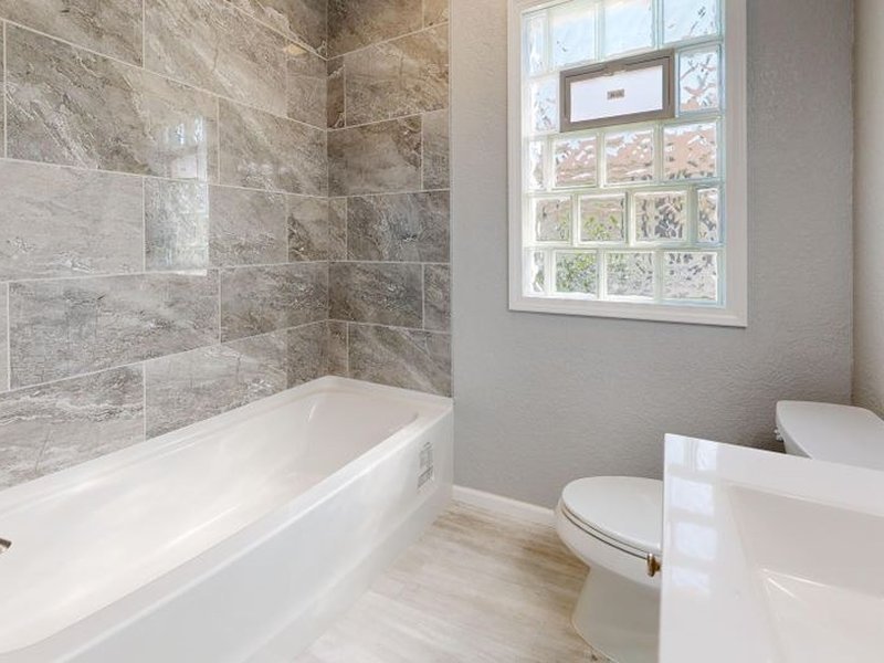 Salle de bain rénovée à l'étage d'une maison de coteau à Caluire, alimentations et évacuation reprises