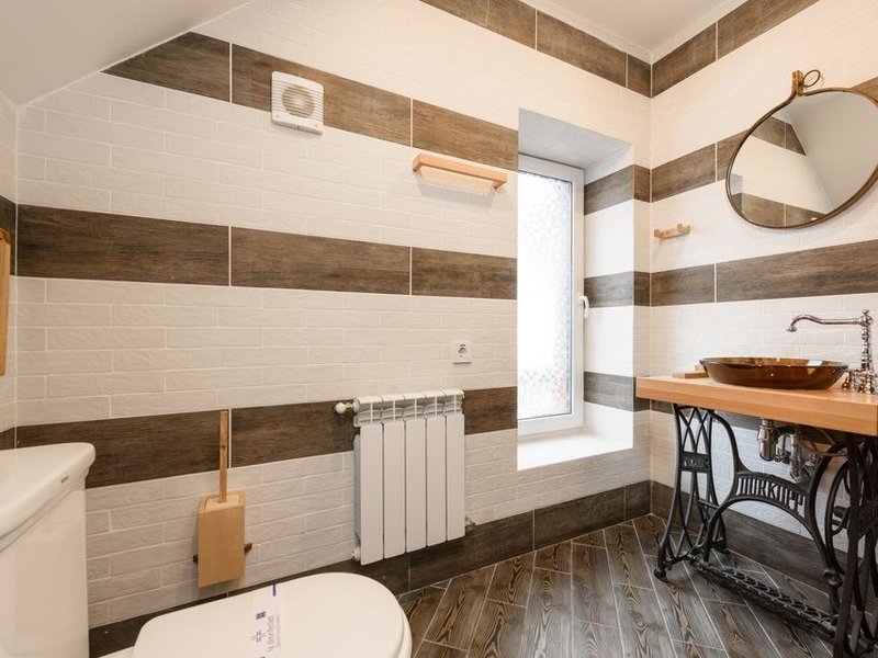Salle de bain desservie en eau chaude à l'étage d'une maison de coteau à Caluire, réseau repris