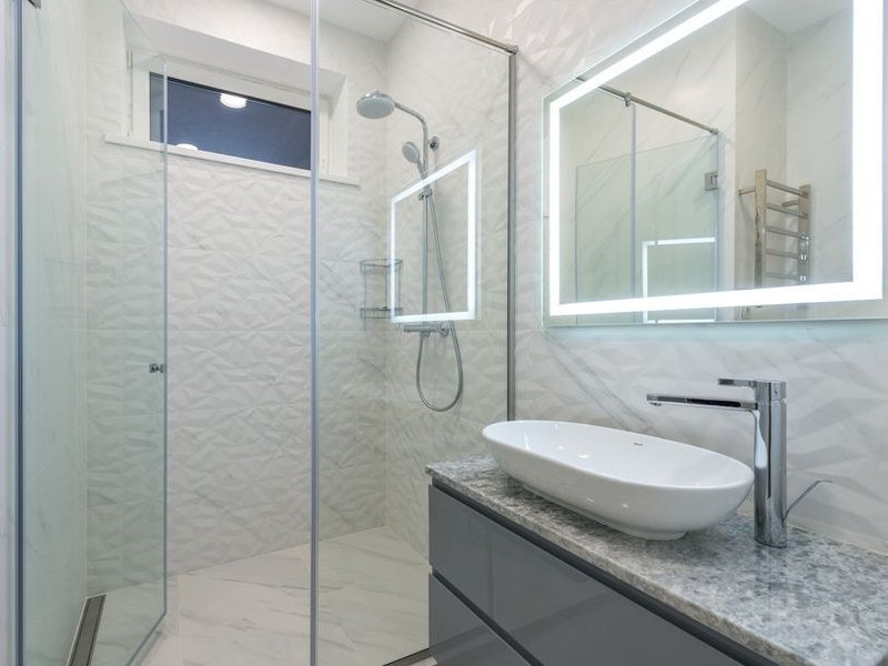 Salle de bain de standing avec douche à l'italienne en cours d'installation dans une villa d'Écully