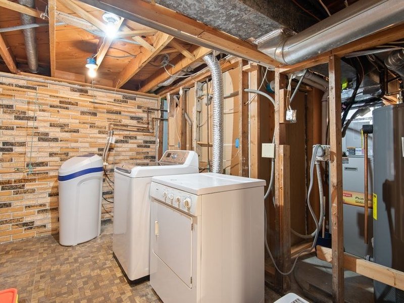Adoucisseur d'eau raccordé sur l'arrivée générale dans le local technique d'une maison d'Écully