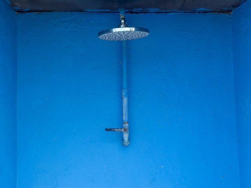Colonne de douche et arrivée d'eau dans une salle d'eau à l'étage d'un pavillon récent de Meyzieu