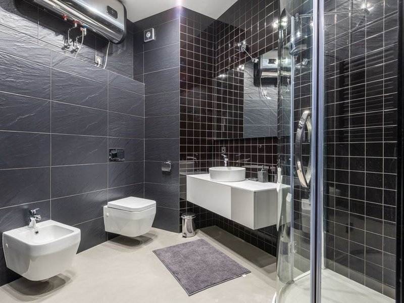 Salle de bain d'un pavillon récent de Meyzieu, réseau d'eau chaude et robinetterie repris