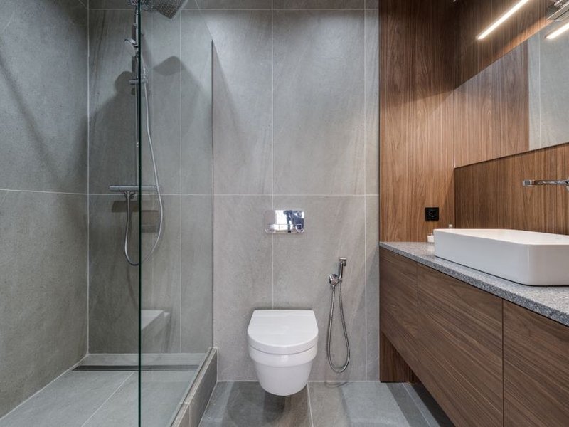 Douche de plain-pied avec receveur extra-plat installée à la place d'une baignoire dans un pavillon récent à Meyzieu