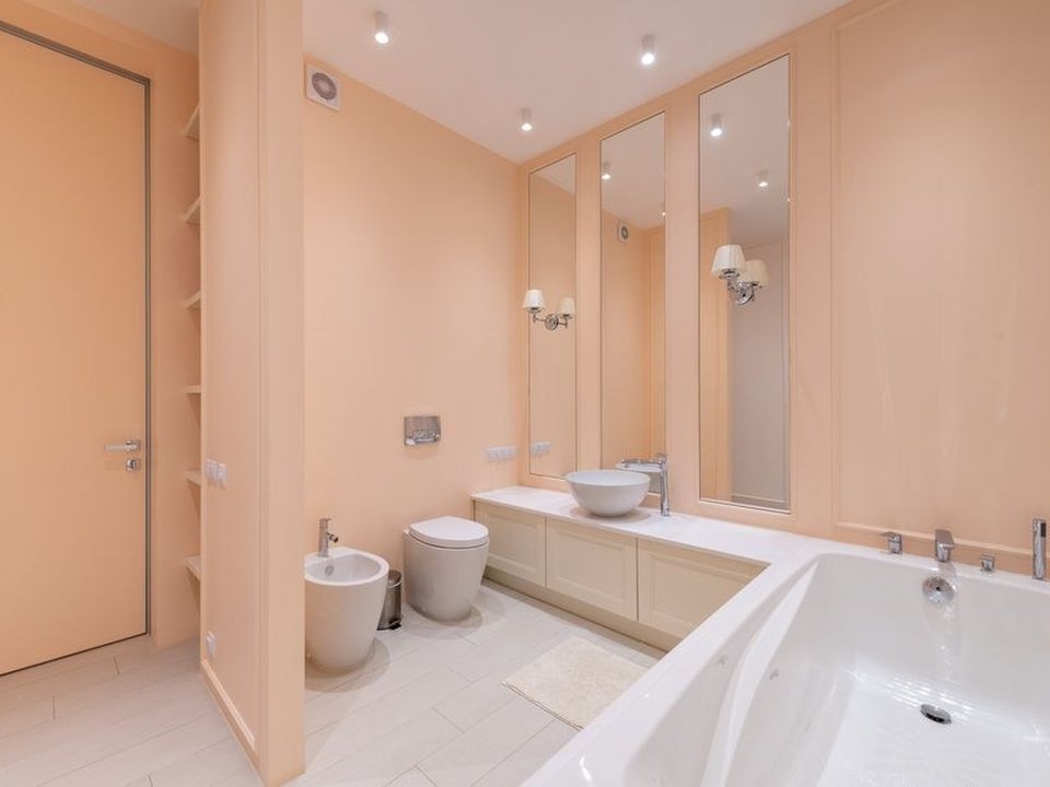 Salle de bain d'un pavillon récent de lotissement à Meyzieu, réseau d'eau en PER repris