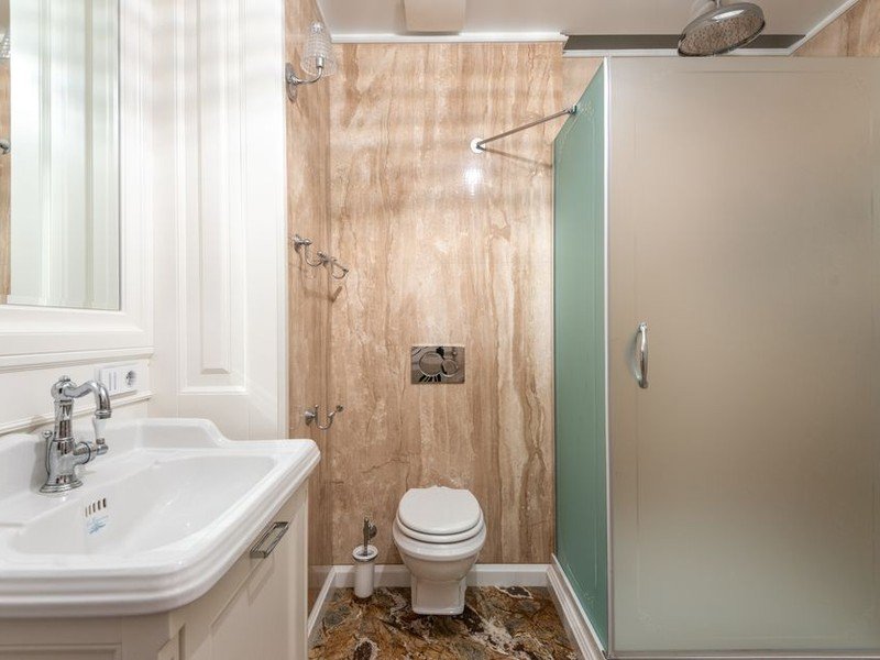 Salle de bain d'origine à refaire dans une maison de ville ancienne d'Oullins, réseau et robinetterie vétustes