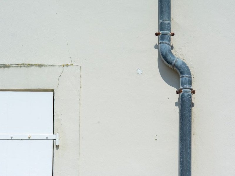Colonne d'eau dans la gaine technique d'une résidence récente en copropriété à Saint-Priest