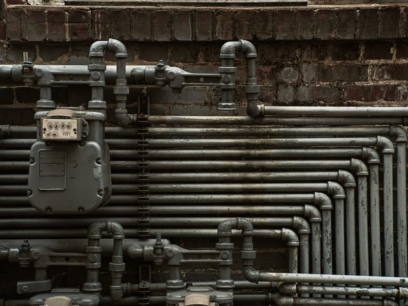 Réseau d'eau vétuste en acier galvanisé déposé dans un pavillon ouvrier ancien de Vénissieux