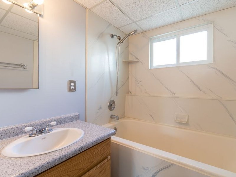 Salle de bain d'origine standardisée à rénover dans un appartement de grand ensemble à Vénissieux