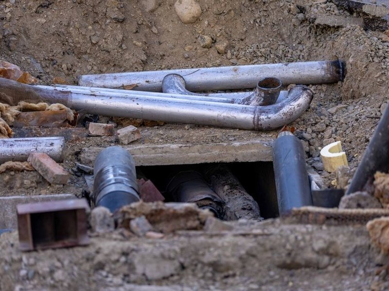 Ancienne canalisation d'évacuation bouchée reprise dans un logement populaire de Vénissieux