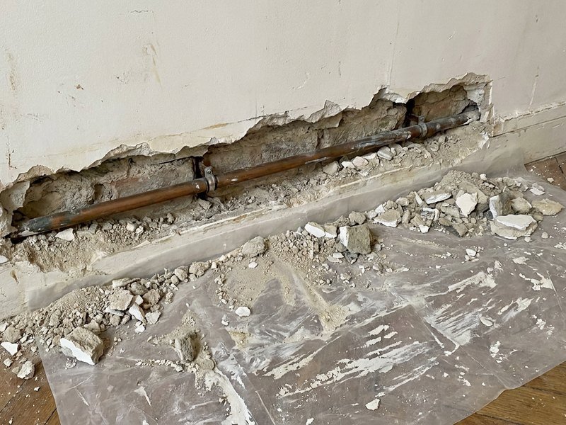 Recherche d'une fuite sur une canalisation encastrée dans le plâtre d'un immeuble ancien de Villeurbanne