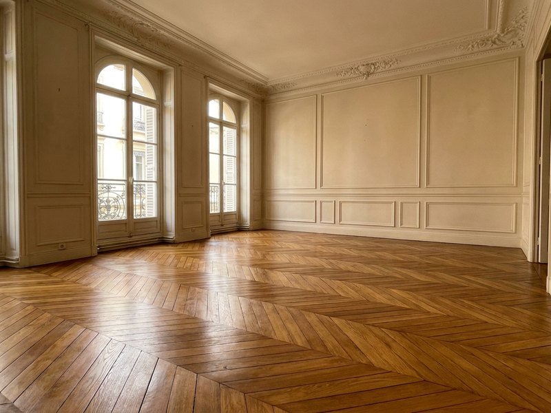 Parquet massif en point de Hongrie ancien rénové dans un appartement lyonnais