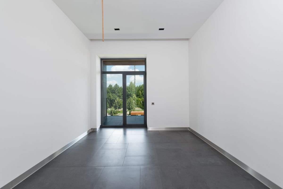 Carrelage grand format posé au sol dans une pièce contemporaine à Lyon