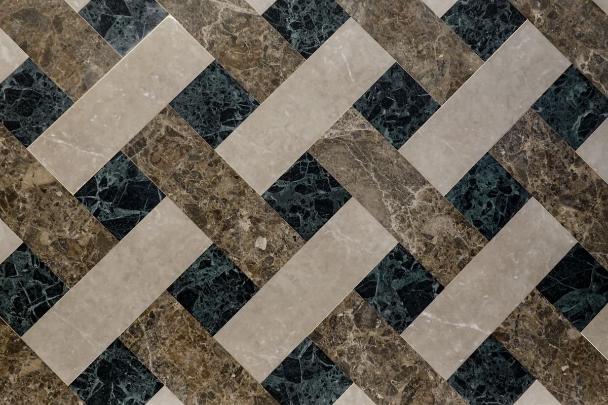 Carrelage posé en motif géométrique diagonale et chevron à Lyon