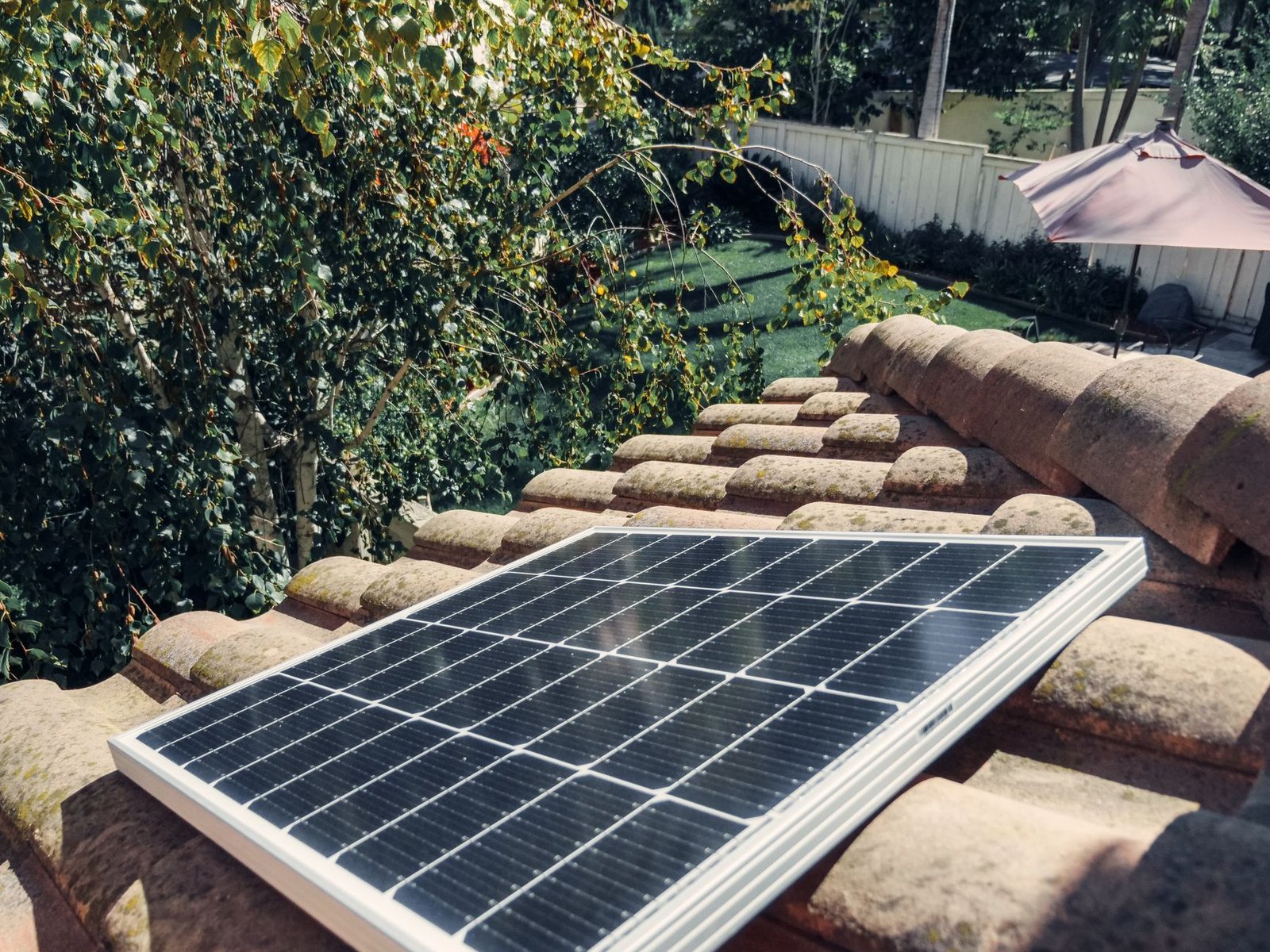 Panneau solaire en surimposition sur une toiture en tuiles à Lyon