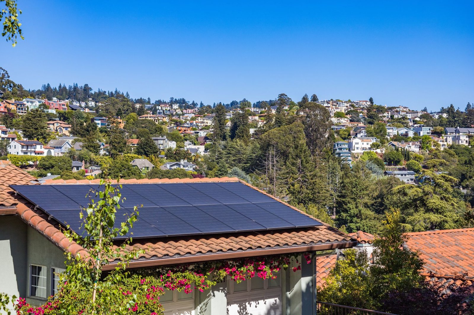 Panneaux solaires posés sur la toiture d'une maison à Lyon avec vue sur les coteaux