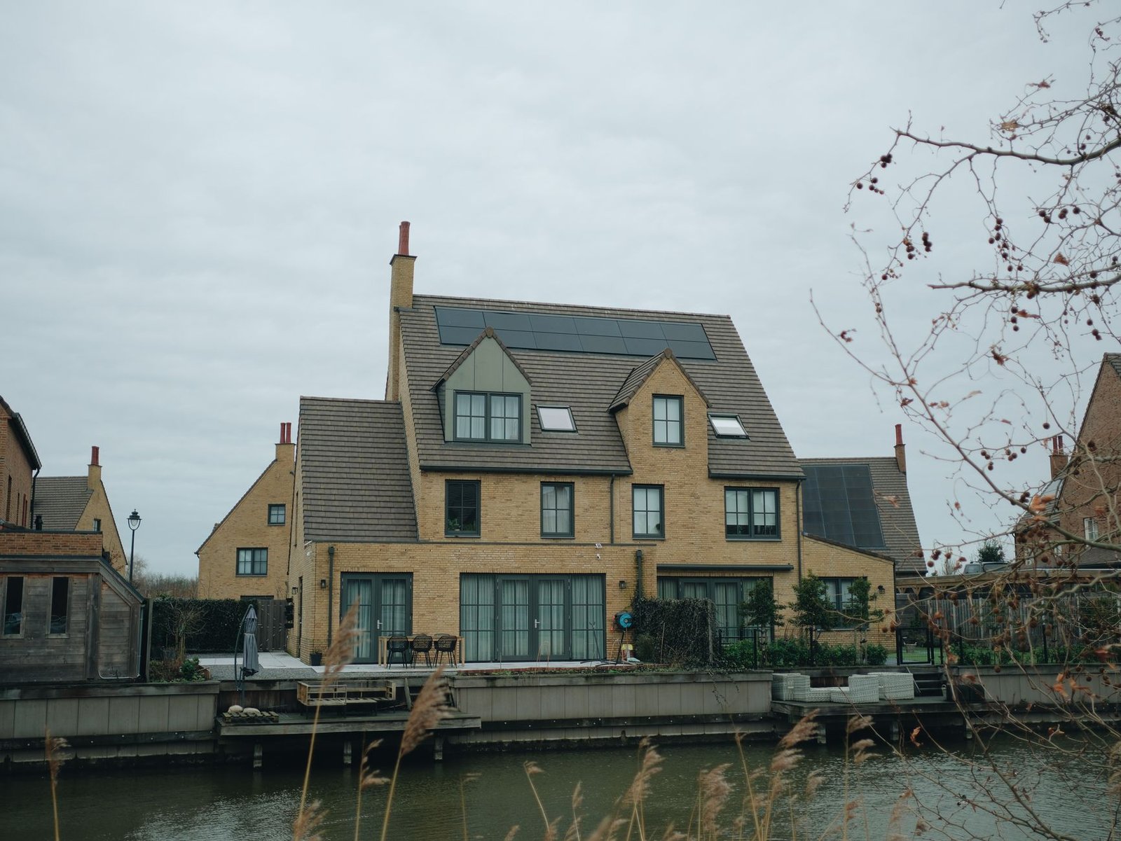 Panneaux photovoltaïques intégrés à la toiture d'une maison en périphérie de Lyon