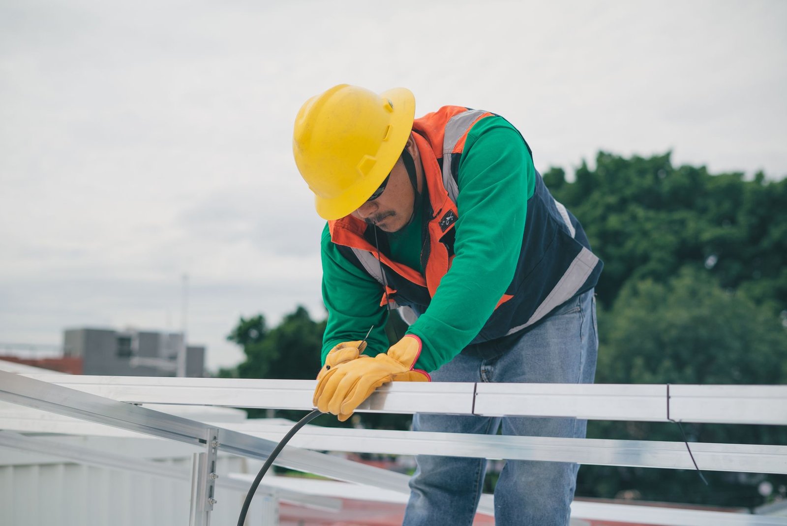 Pose de panneaux solaires en autoconsommation sur une toiture à Lyon