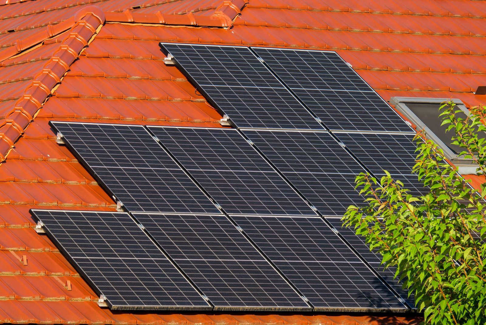Champ de panneaux photovoltaïques avec batterie de stockage sur toiture à Lyon