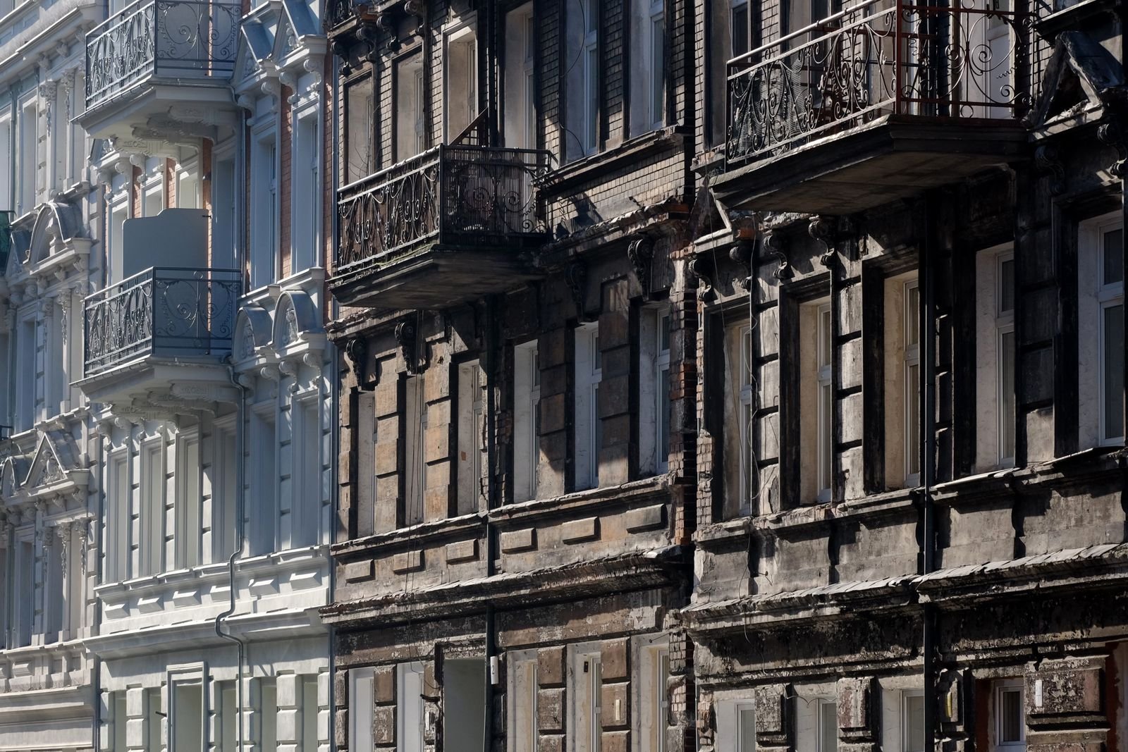 Façade d'immeuble ravalée et rénovée à côté d'une façade dégradée à Lyon