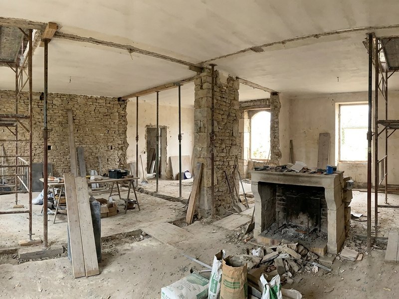 Maison en rénovation complète près de Lyon, chantier ouvert sur plusieurs pièces
