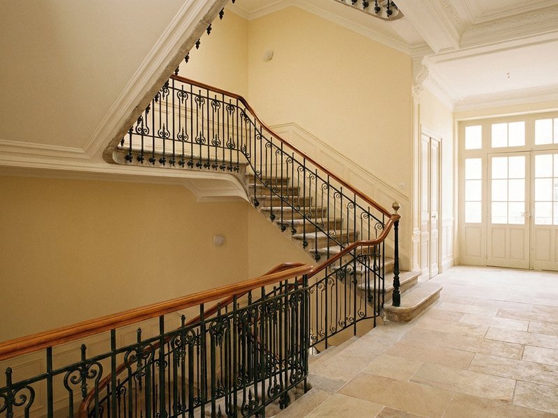 Hall d'entrée et cage d'escalier d'un immeuble lyonnais rénovés, murs repeints et sol refait