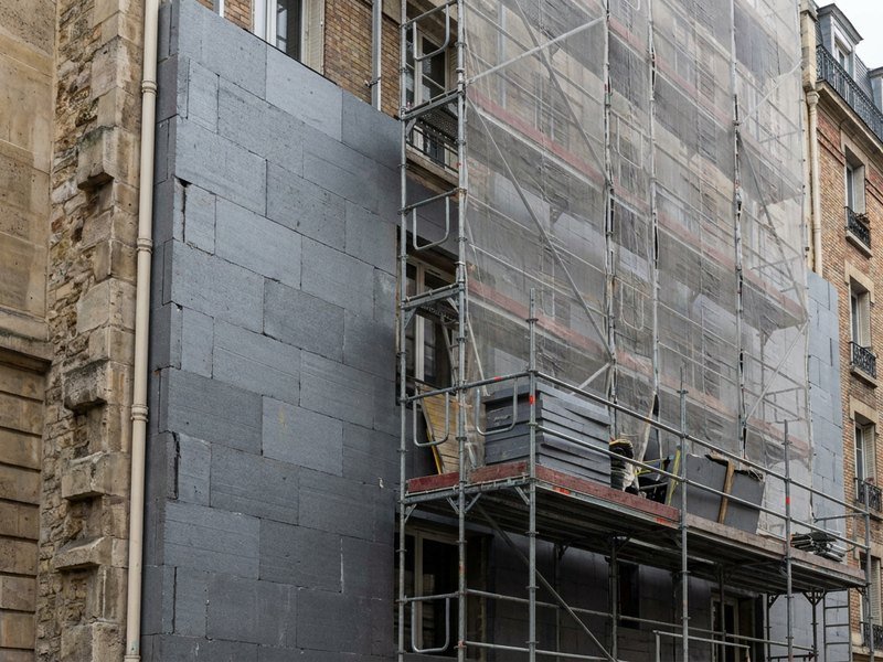 Pose d'une isolation thermique par l'extérieur sur un immeuble de copropriété à Lyon