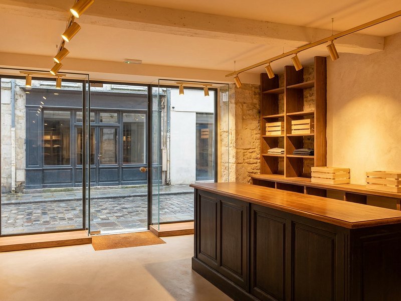 Boutique lyonnaise rénovée avec vitrine refaite et agencement de présentation