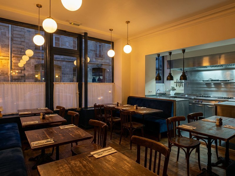 Cuisine professionnelle et salle d'un restaurant rénové à Lyon