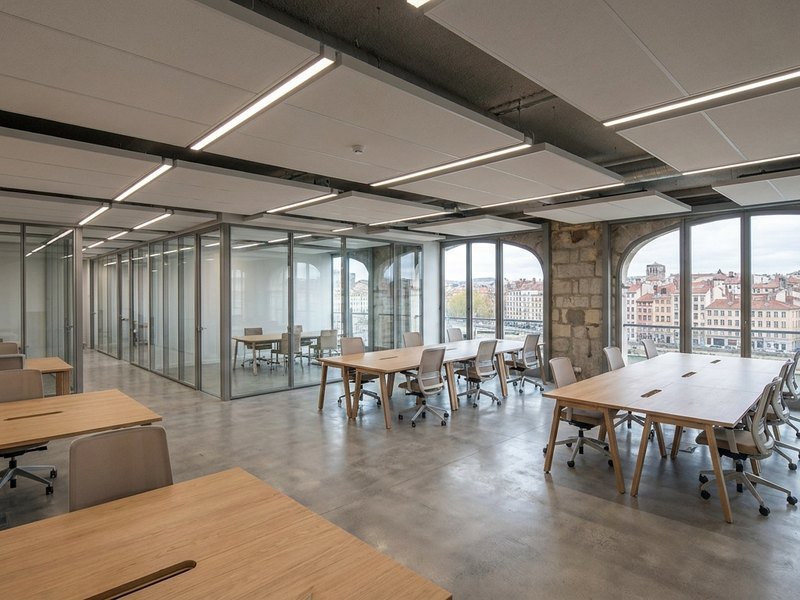 Plateau de bureaux rénové à Lyon avec cloisons vitrées et faux plafond acoustique