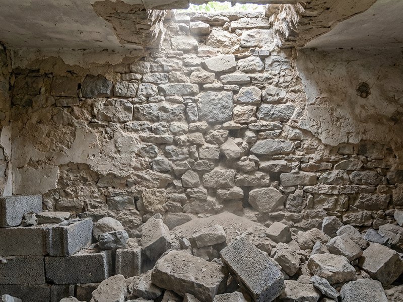 Mur ancien en pierre et mâchefer mis à nu pendant la rénovation d'une maison lyonnaise
