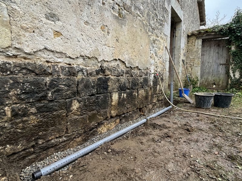 Bas de mur en pierre traité contre les remontées capillaires dans une maison ancienne près de Lyon
