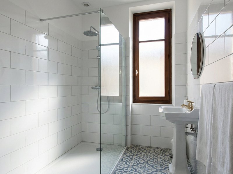 Salle de bain refaite dans un appartement de Lyon, faïence et douche neuves, reste du logement non concerné par le chantier