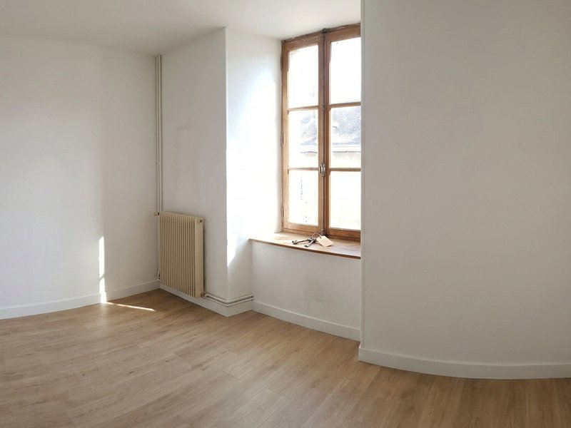 Studio lyonnais remis en état entre deux locataires, peinture fraîche et sol souple neuf posé avant l'état des lieux