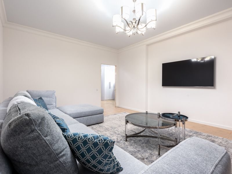 Rénovation de salon clé en main à Lyon avec canapé et éclairage refaits
