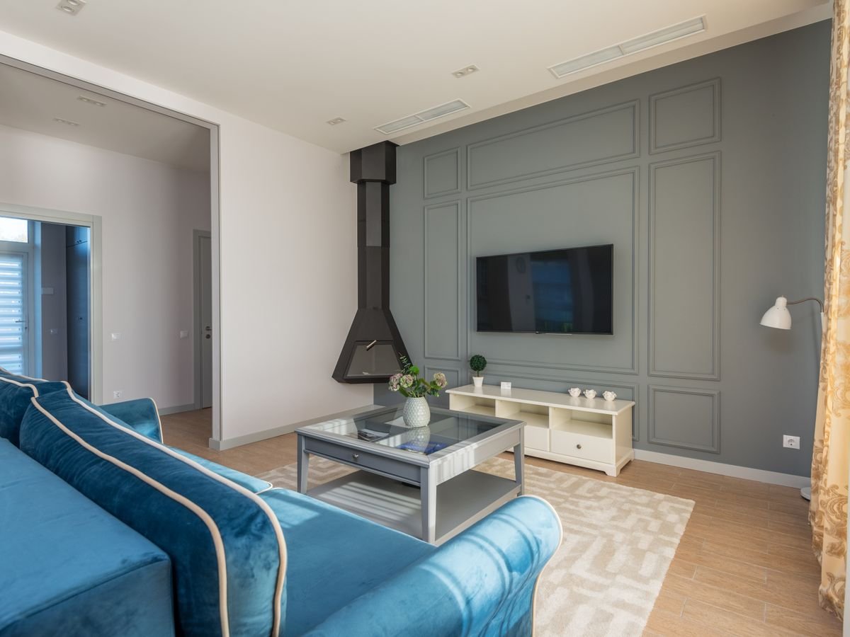 Salon et séjour rénové à Lyon : parquet clair, mur peint et espace de vie lumineux