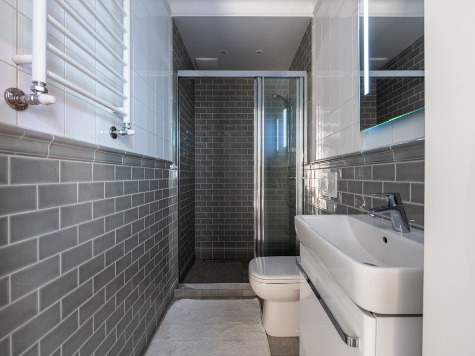 Aménagement d'une petite salle de bain à Lyon en immeuble ancien