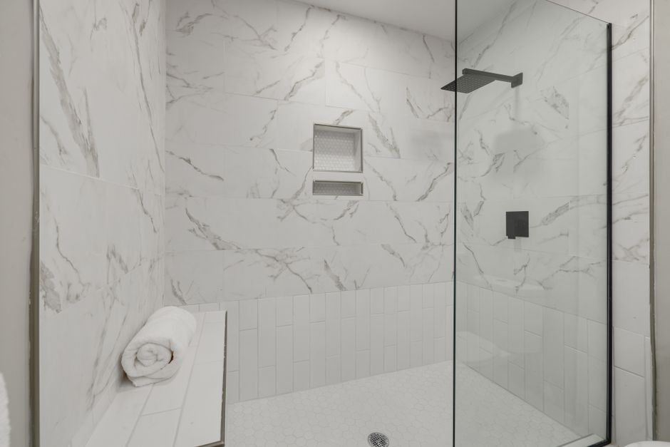 Salle de bain adaptée senior et PMR à Lyon avec douche sécurisée