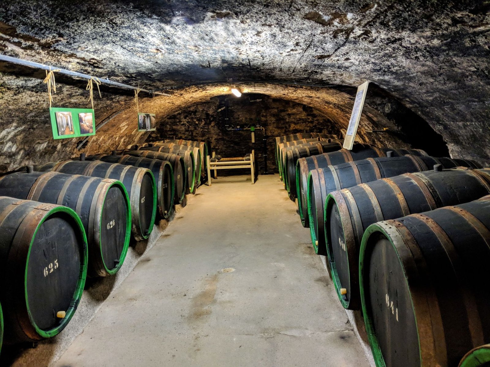 Cave voûtée en pierre aménagée en cave à vin à Caluire