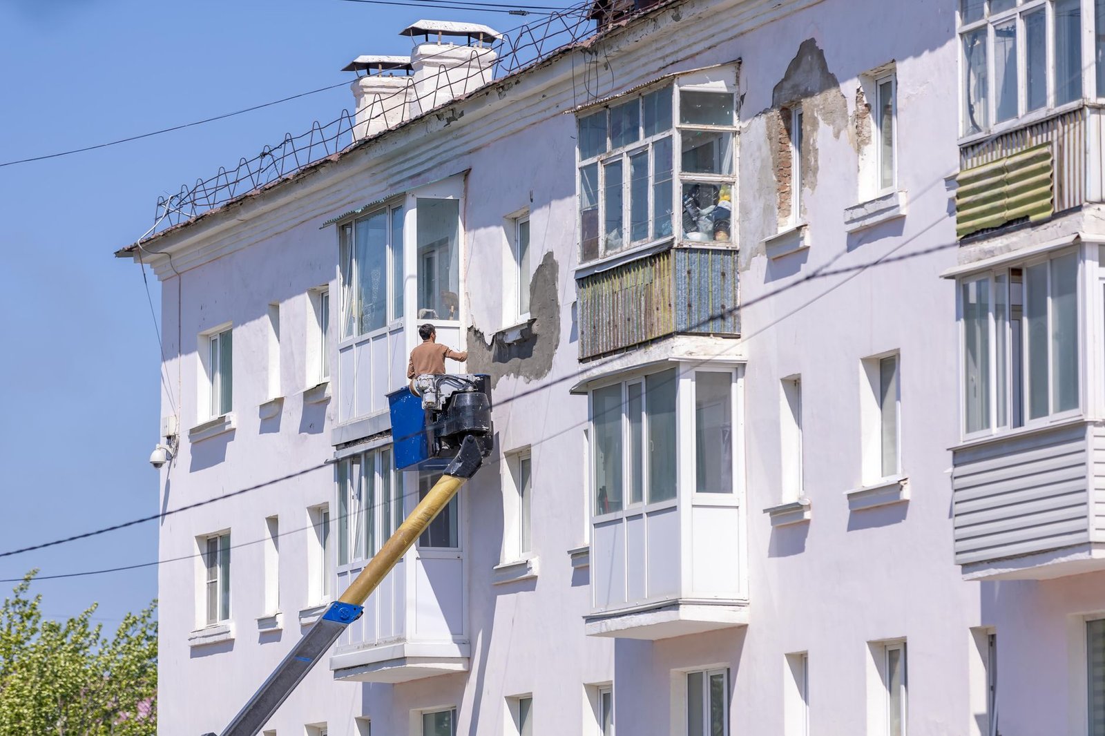 Ravalement d'une façade d'immeuble à Lyon depuis une nacelle