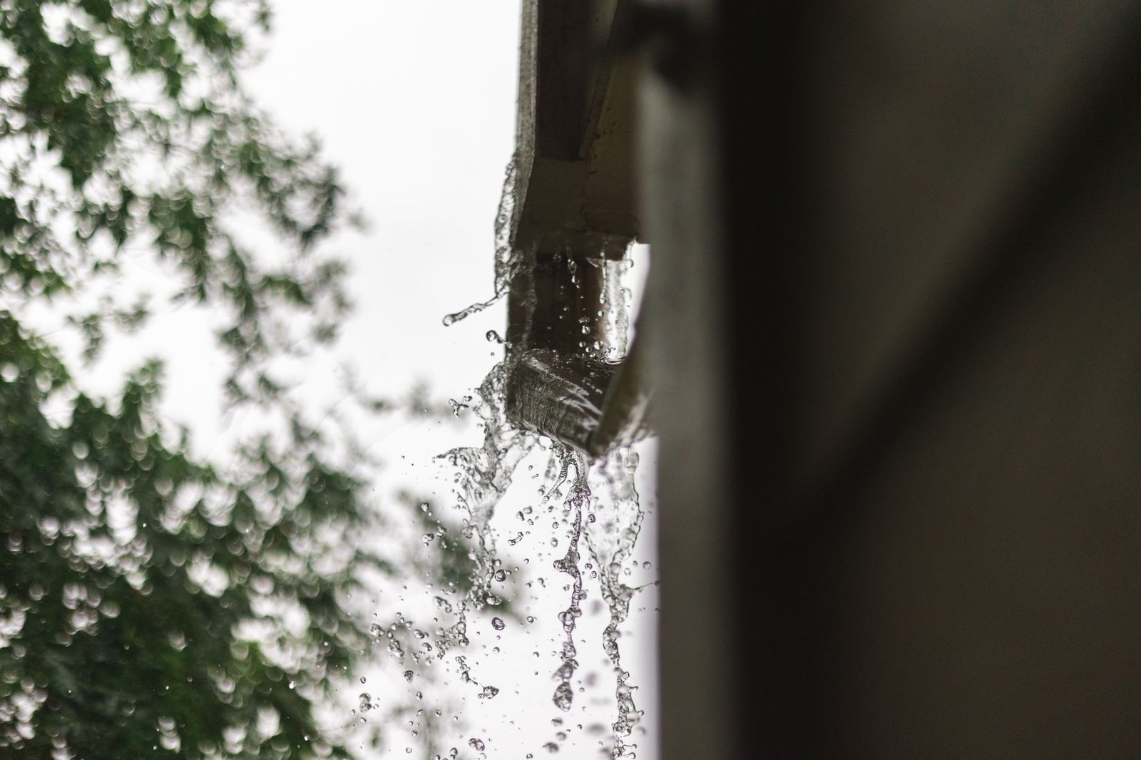 Réparation d'une fuite de toiture à Lyon, eau qui déborde d'une gouttière
