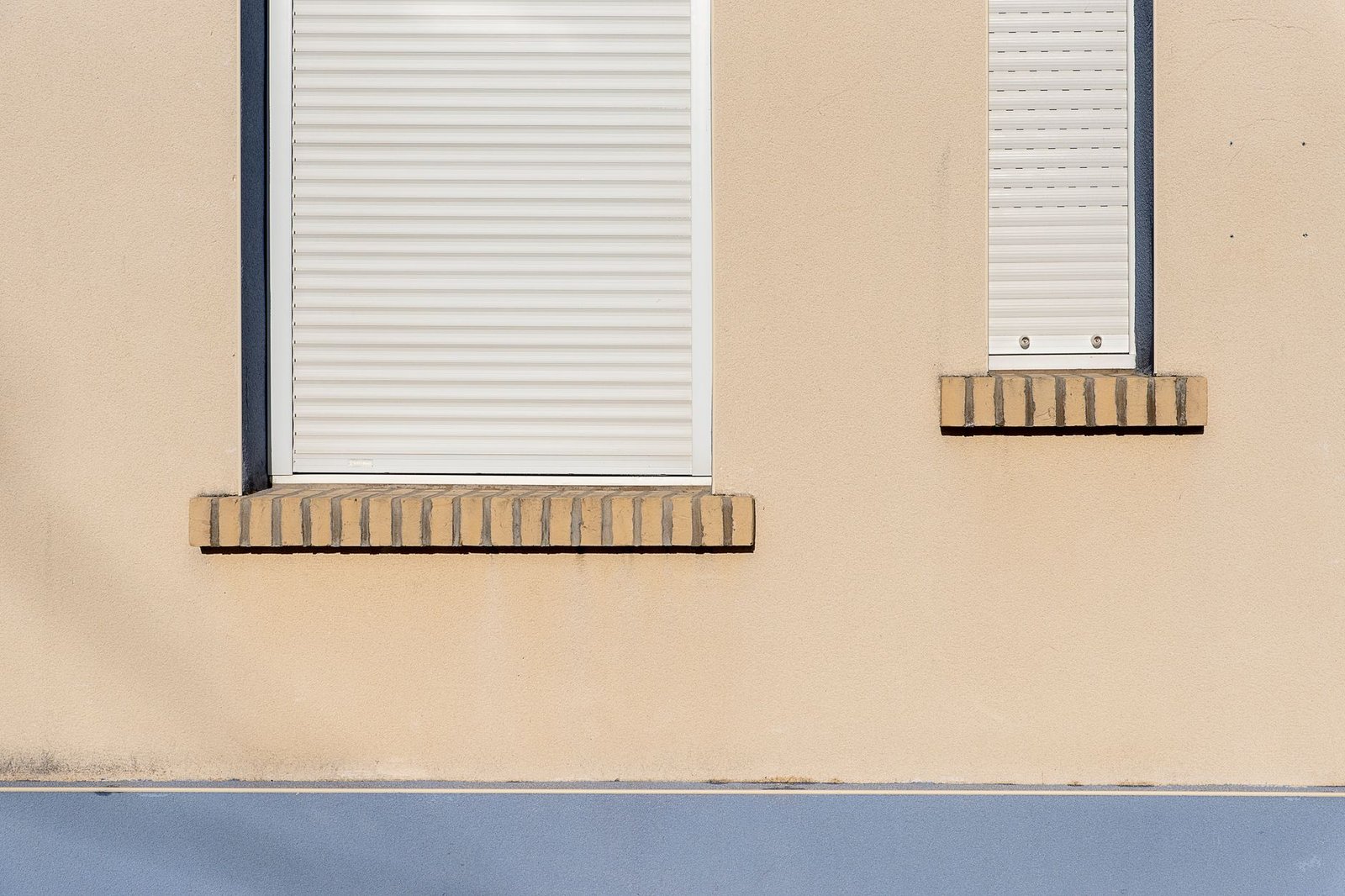 Volets roulants blancs en rénovation posés sur une façade à Lyon