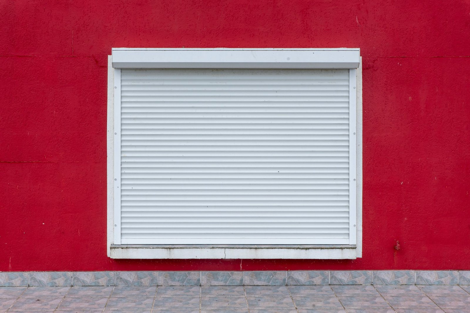 Volet roulant solaire blanc posé sur une façade sans travaux électriques à Lyon